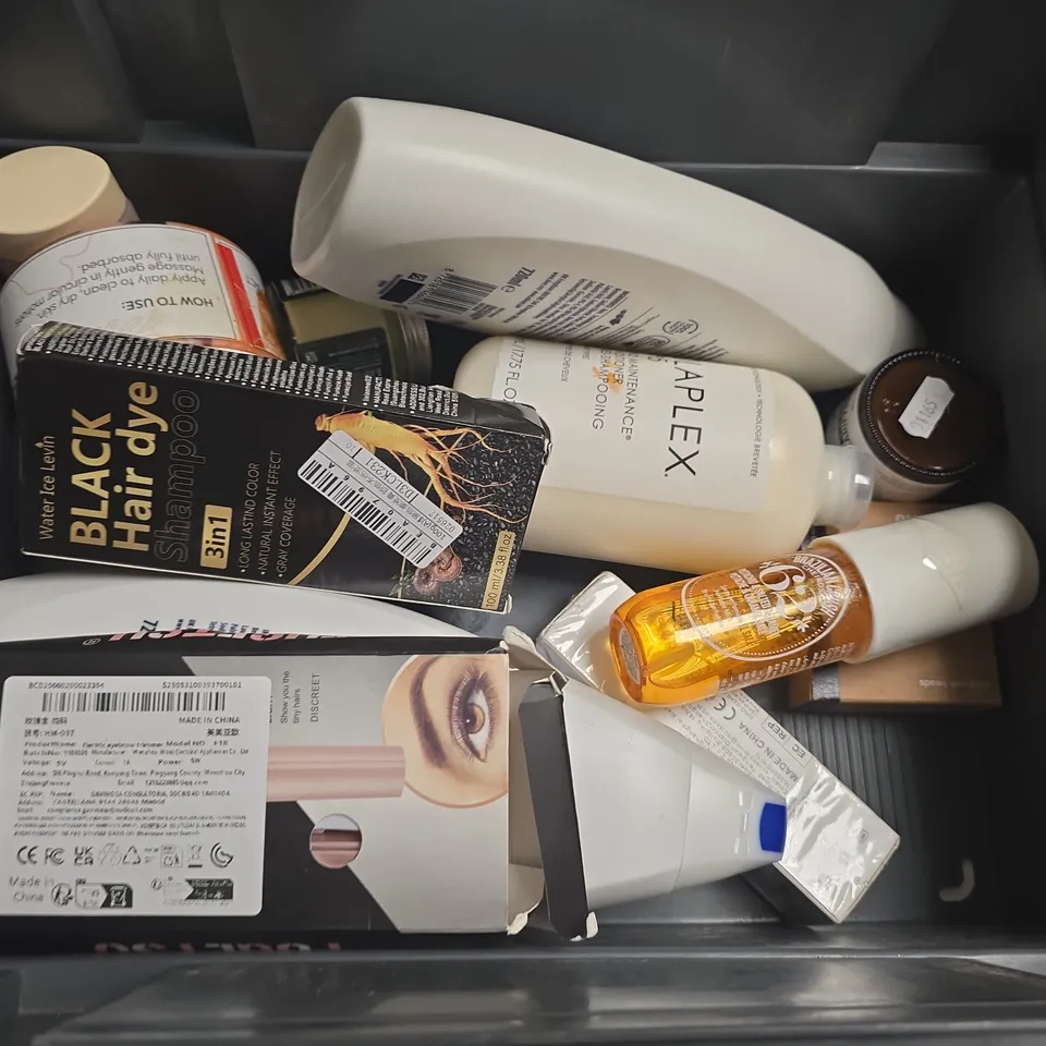 APPROXIMATELY 12 ASSORTED HEALTH & BEAUTY PRODUCTS TO INCLUDE DOVE NOURISHING BODY WASH, OLAPLEX N05 CONDITIONER, SURE COTTON DRY, ETC - COLLECTION ONLY