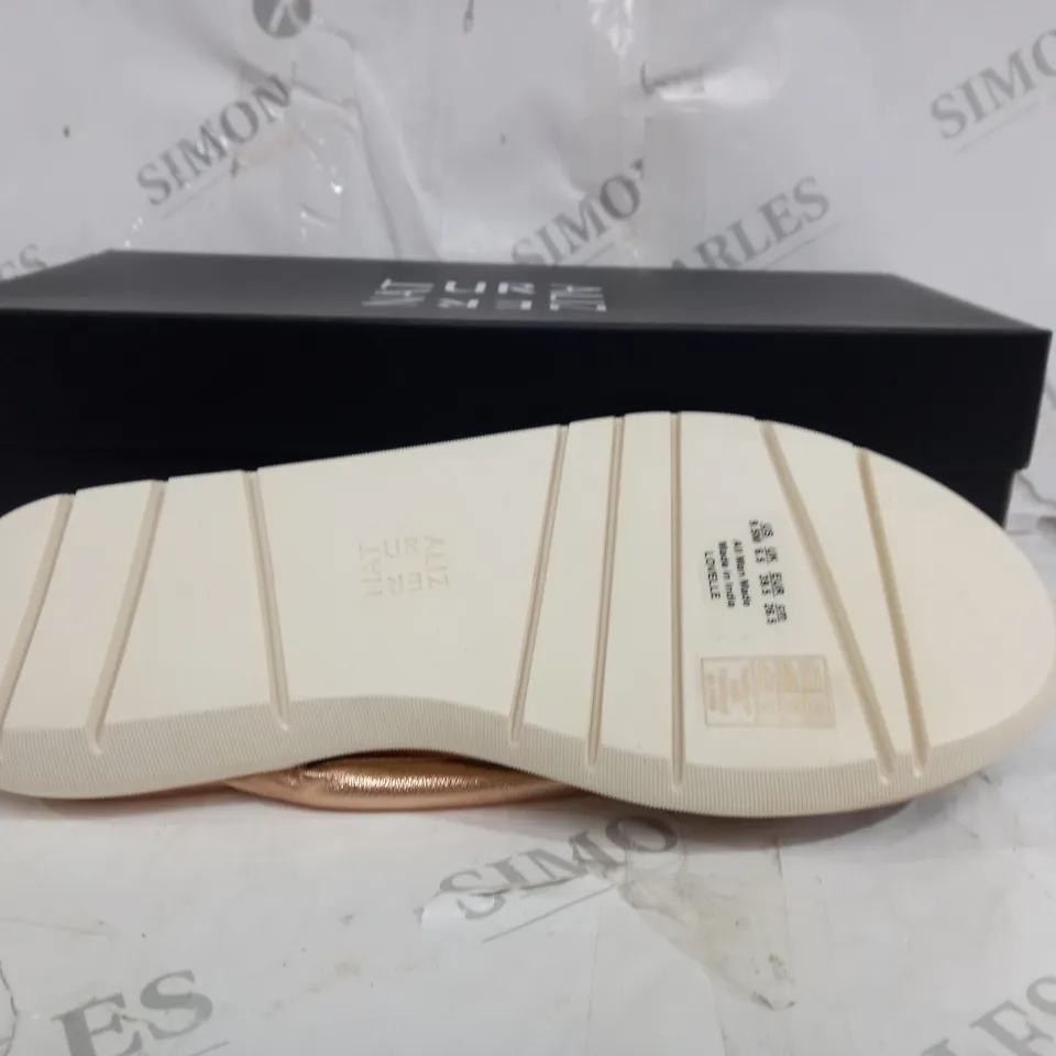 BOXED PAIR OF NATURALIZER SANDALS IN GOLD AND WHITE SIZE 6.5