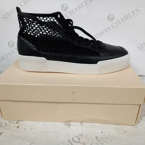 BOXED PAIR OF HOGL LEATHER SHOES W. MESH IN BLACK UK SIZE 6