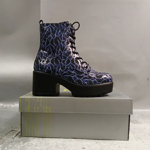 BOXED PAIR OF LIGHTNING SKIES MILITARY PLATFORM BOOTS IN BLACK/BLUE SIZE UK 3