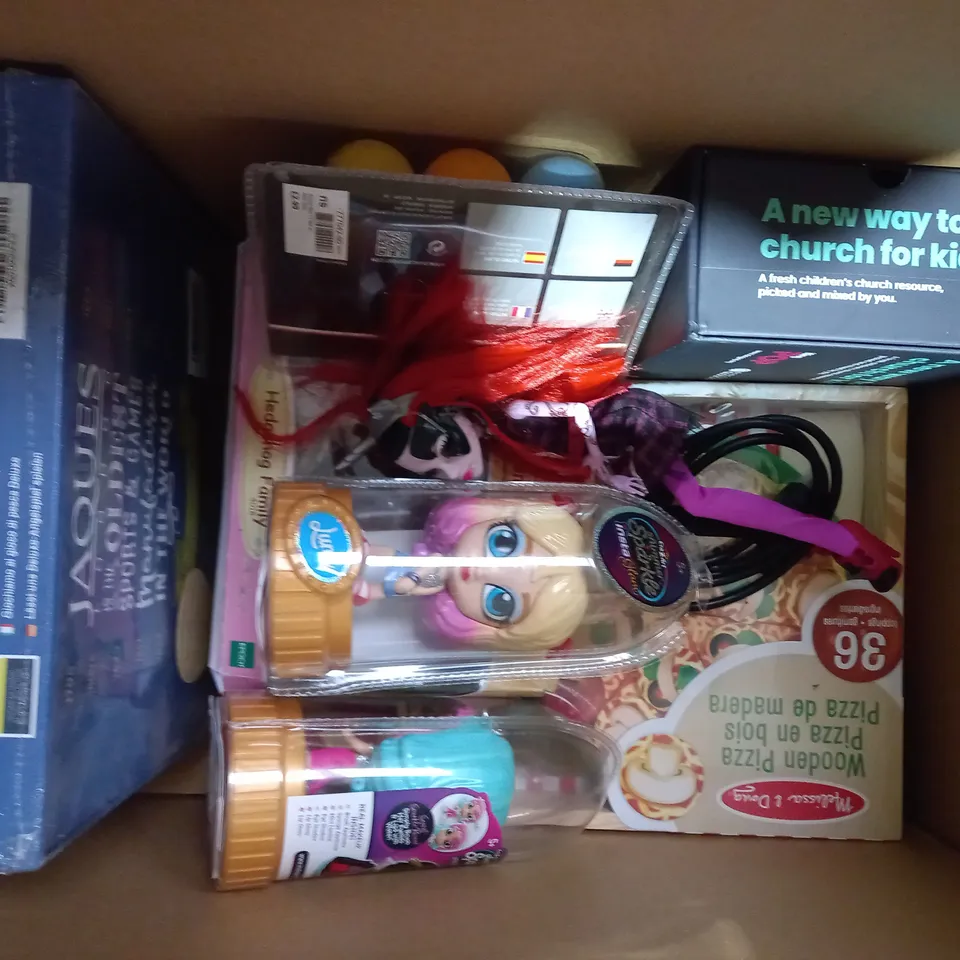BOX OF APPROXIMATELY 10 ASSORTED TOYS AND GAMES TO INCLUDE TOMOVING 100 PIECE JIGSAW PUZZLE, SYLVANIAN FAMILIES WOOLLY ALPACA FAMILY, LEGEND OF THE AMAZON WOMEN SPECTRUM 48K GAME, ETC