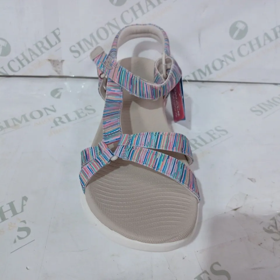BOXED PAIR OF SKECHERS OPEN TOE SANDALS IN MULTICOLOUR UK SIZE 6