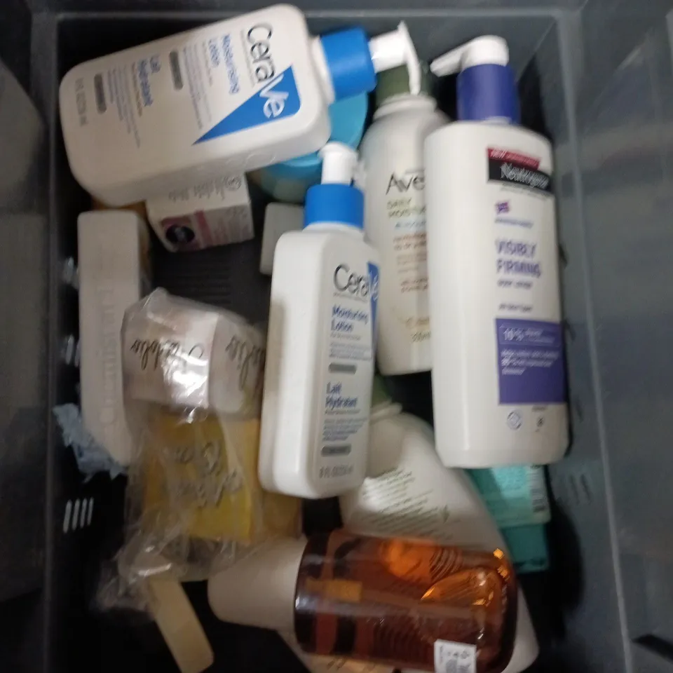 APPROXIMATEY 20 ASSORTED HEALTH AND BEAUTY PRODUCTS TO INCLUDE - COLGATE TOOTHPASTE - CERAVE MOISTURISING LOTION AND PANTENE PRO-V THICKENING CONDITIONER