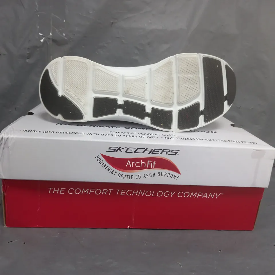 SKECHERS ARCH FIT D LUX TRAINERS BLACK/WHITE SIZE 5