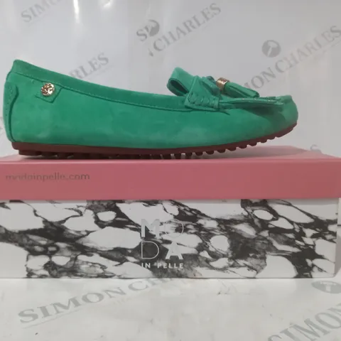 BOXED PAIR OF MODA IN PELLE ETHELIA SHOES IN GREEN SIZE 7
