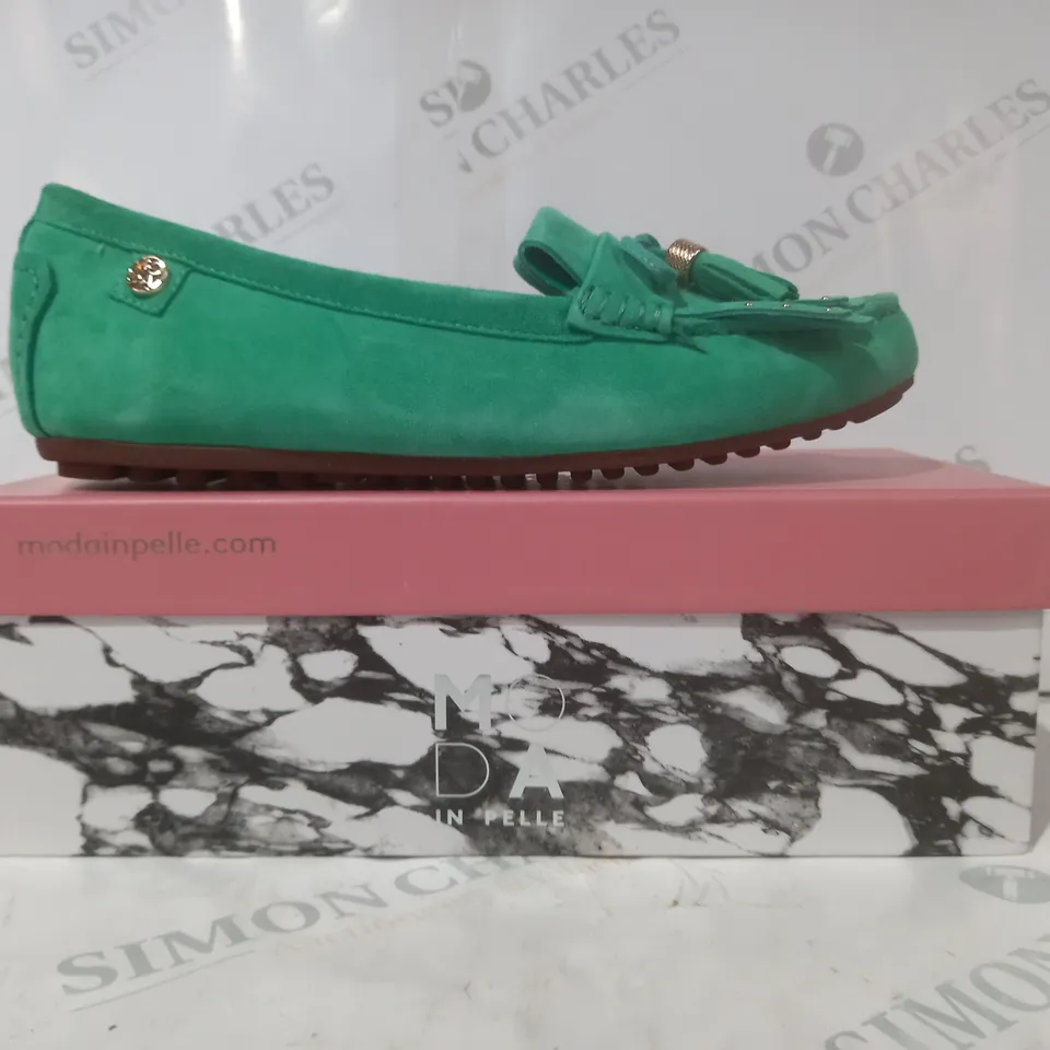 BOXED PAIR OF MODA IN PELLE ETHELIA SHOES IN GREEN SIZE 7