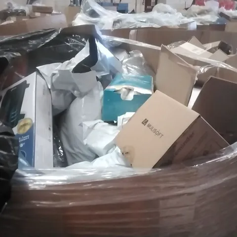 PALLET CONTAINING A LARGE QUANTITY OF PILLOWS