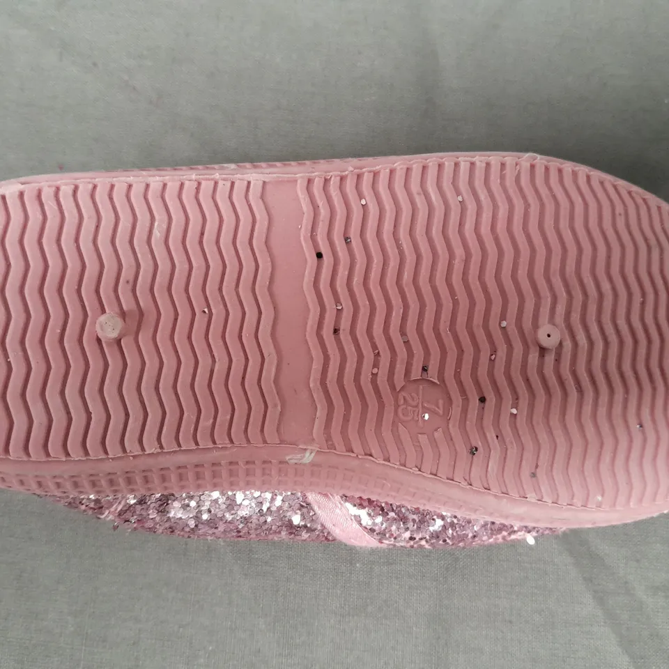 BOX OF APPROXIMATELY 10 PAIRS OF GIRL2GIRL KIDS SHOES IN PINK W. GLITTER EFFECT - VARIOUS SIZES