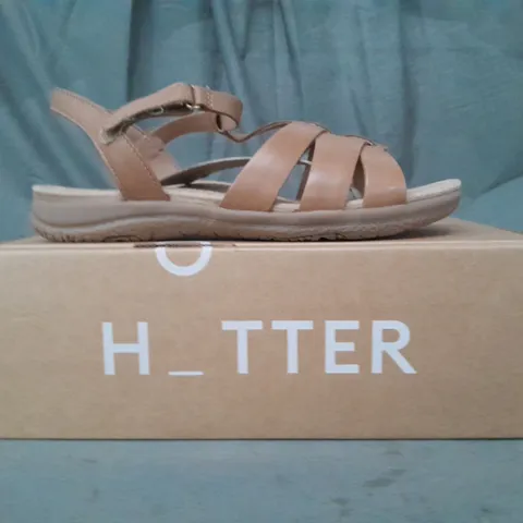 BOXED PAIR OF HOTTER RAINER WIDE OPEN TOE SANDALS IN TAN UK SIZE 6