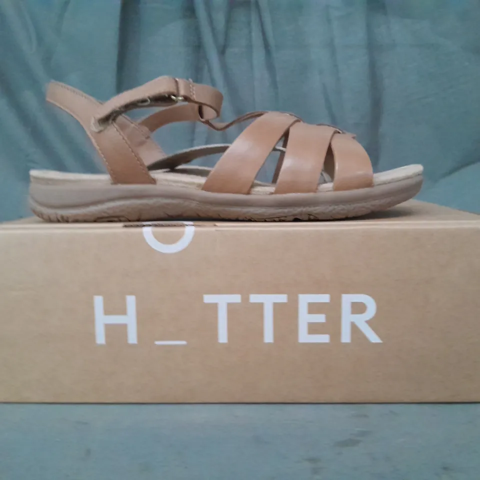 BOXED PAIR OF HOTTER RAINER WIDE OPEN TOE SANDALS IN TAN UK SIZE 6