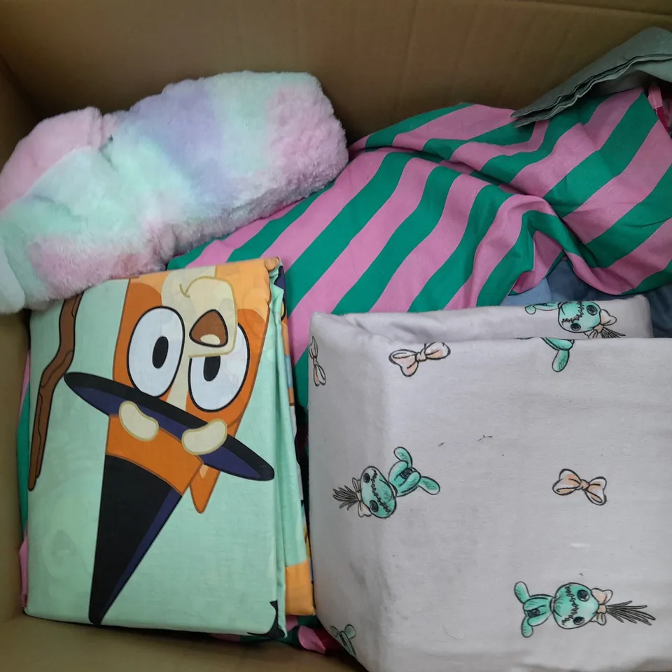 APPROXIMATELY 8 ASSORTED HOUSEHOLD ITEMS TO INCLUDE VARIOUS BEDDING IN VARIOUS SIZES AND STYLES