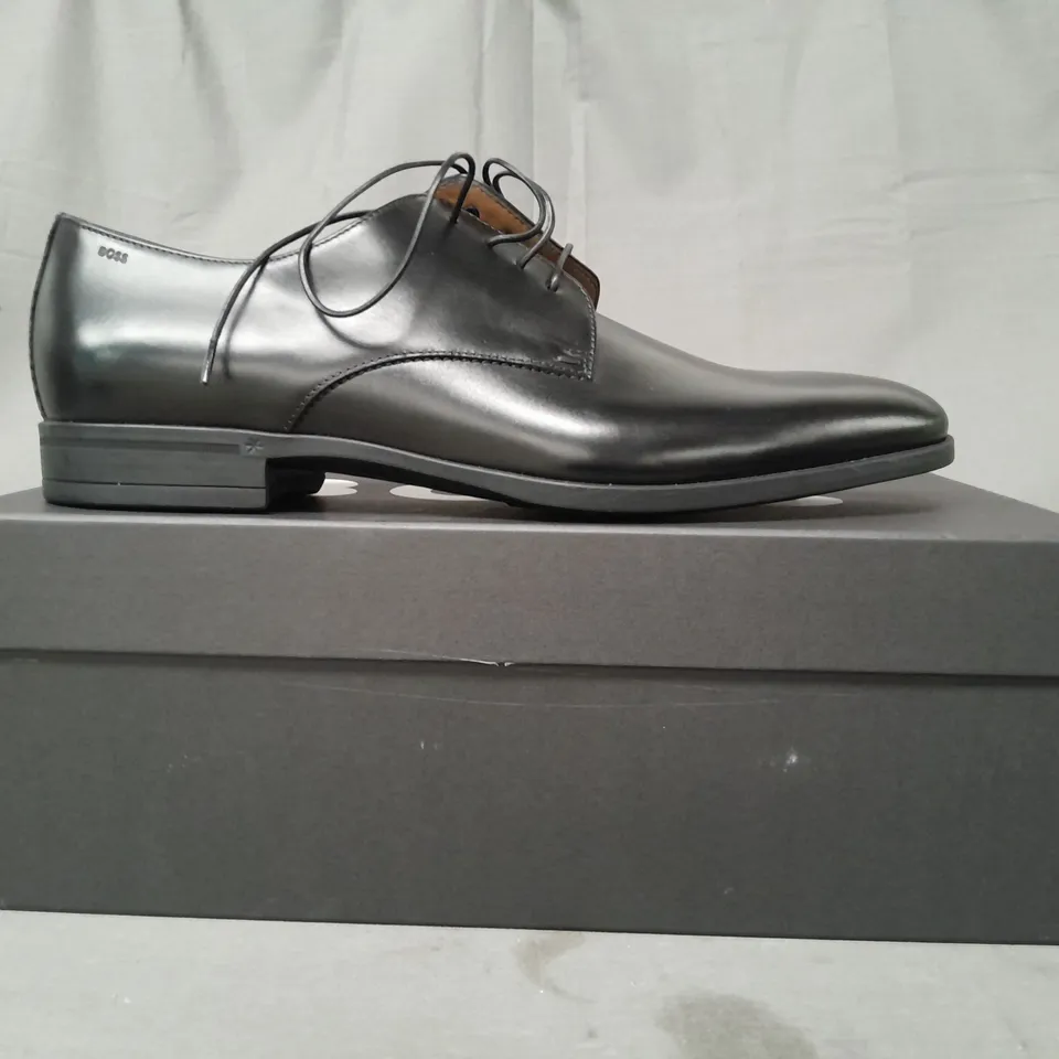 BOXED PAIR OF BOSS DRESS SHOES IN BLACK UK SIZE 8