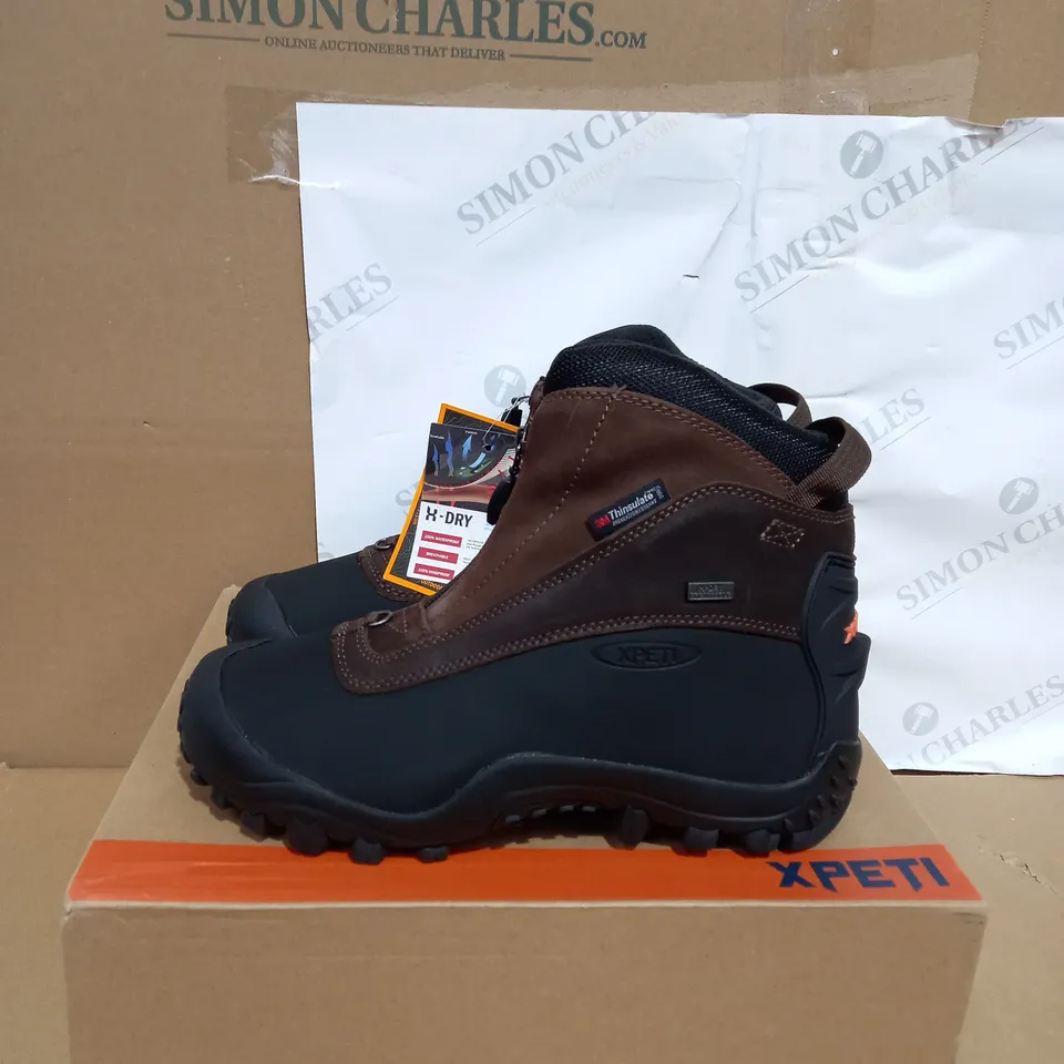 BOXED PAIR OF XPETI MENS SNOWRIDER MID ZIPPER LEATHER WATERPROOF WALKING BOOTS SIZE 7