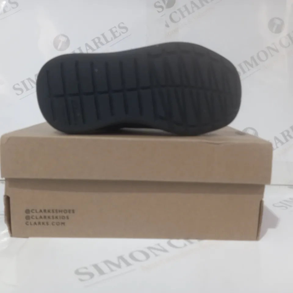 BOXED PAIR OF CLARKS ORBIT SPRINT T INFANT SHOES IN BLACK UK SIZE 8