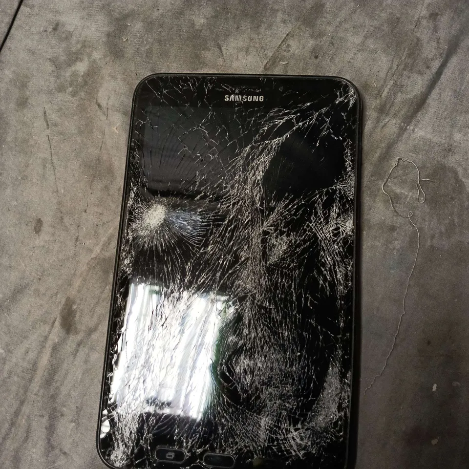 SAMSUNG TABLET PC SM-T395 – CRACKED SCREEN