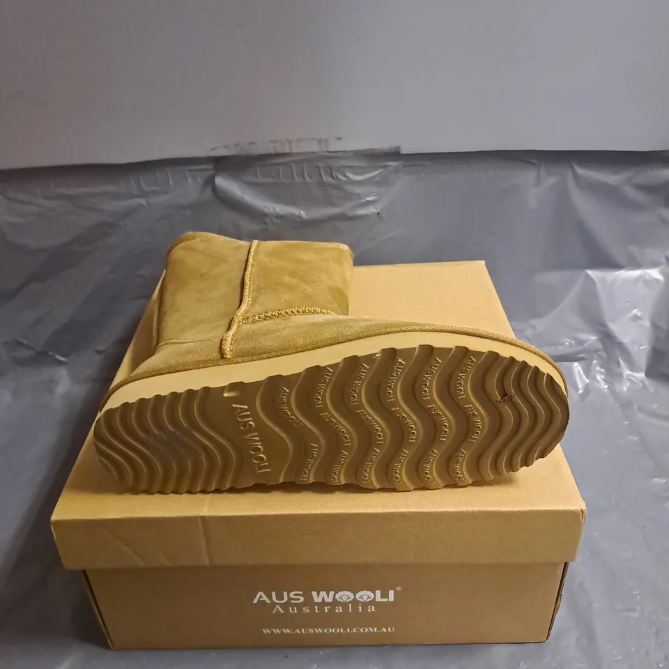 BOXED PAIR OF AUSWOOLI CRONULLA BOOTS IN CHESNUT SIZE UK 5