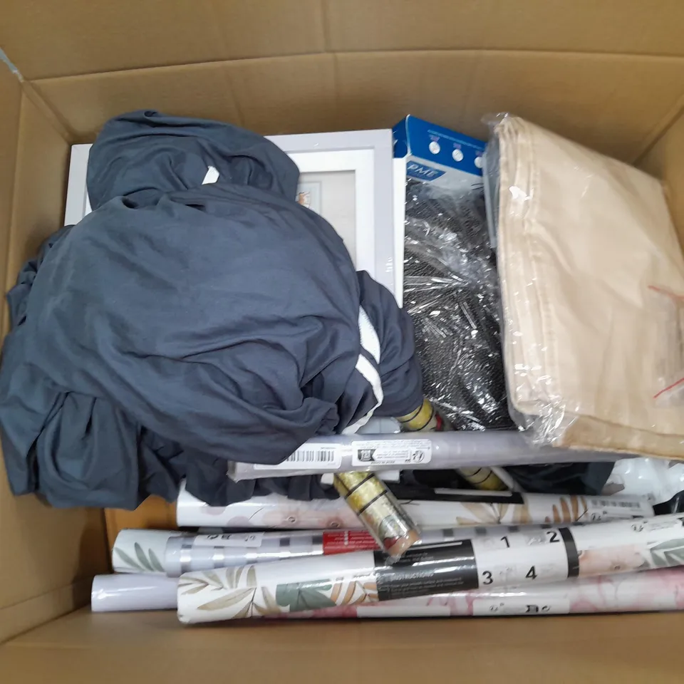APPROXIMATELY 20 ASSORTED HOUSEHOLD ITEMS TO INCLUDE LAPTOP STAND, WALLPAPER, CHENTIANXIA TOOL, ETC
