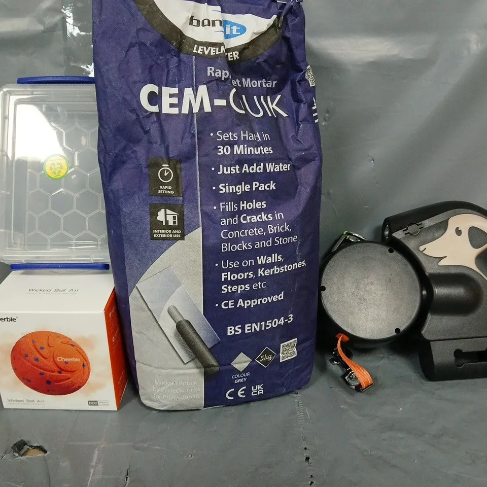 APPROXIMATELY 7 ASSORTED ITEMS TO INCLUDE - STORAGE PLASTIC TUB , DOG LEAD ETC