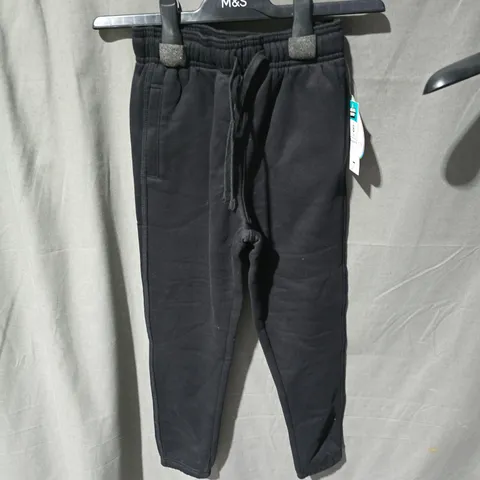 BOX OF APPROXIMATELY 25 KIDS CLOTHING ITEMS INCLUDING: 2X BLACK JOGGERS AND RED FUR HOOD GILLET