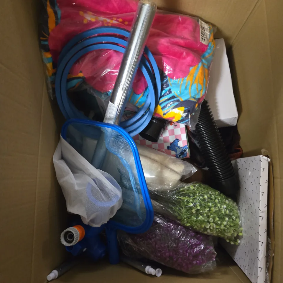 APPROXIMATELY 20 ASSORTED HOUSEHOLD PRODUCTS TO INCLUDE PLUSH TOY, HOME DÉCOR, EXERCISE ROLLER ETC 