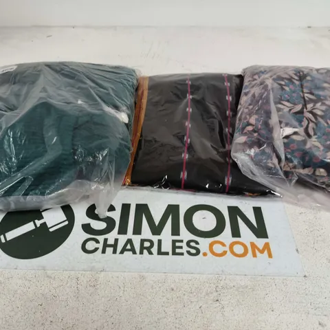 APPROXIMATELY 30 ASSORTED WOMENS CLOTHING ITEMS IN VARIOUS SIZES & STYLES