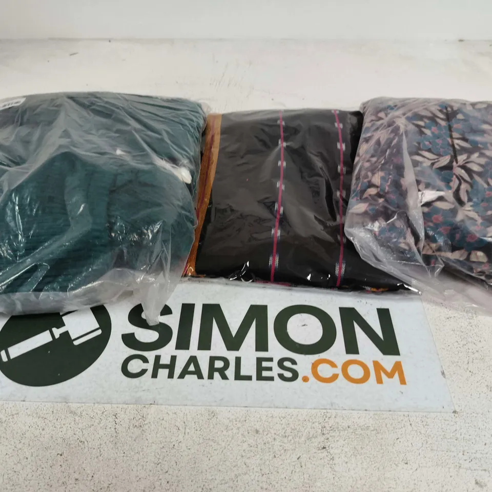 APPROXIMATELY 30 ASSORTED WOMENS CLOTHING ITEMS IN VARIOUS SIZES & STYLES