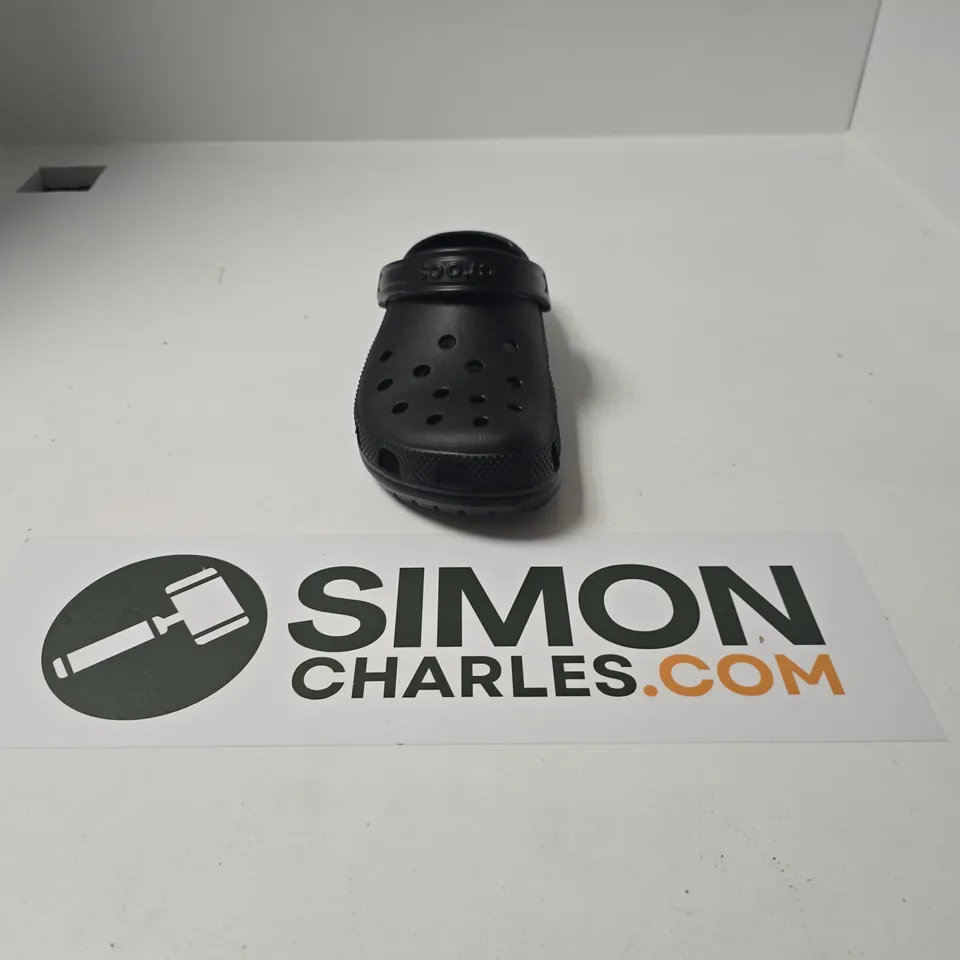 UNBOXED PAIR OF CROCS CLASSIC KIDS CLOGS IN BLACK - J6