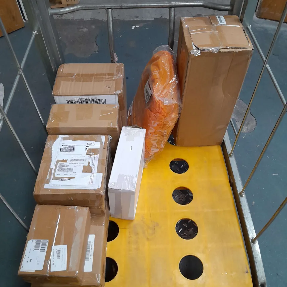 APPROXIMATELY 10 HOUSEHOLD ITEMS TO INCLUDE VANITY CASE, BEDDING AND A GARDEN HOSE