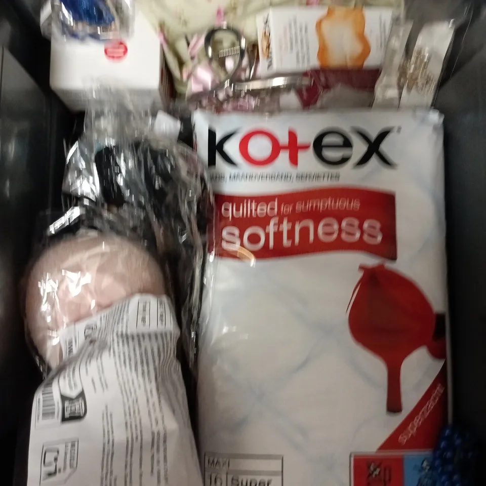 APPROXIMATEY 12 ASSORTED HEALTH AND BEAUTY PRODUCTS TO INCLUDE - KOTEX NIGHT TIME PADS - FRENCH BEDROOM COSMETICS BAG AND GLOW TANNING MITT