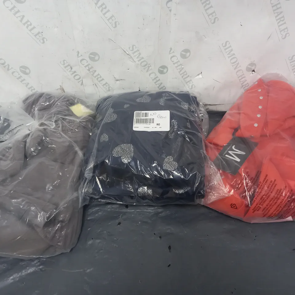 BOX OF APPROXIMATELY 10 ASSORTED BAGGED PIECES OF CLOTHING IN VARIOUS STYLES, SIZES, AND BRANDS 