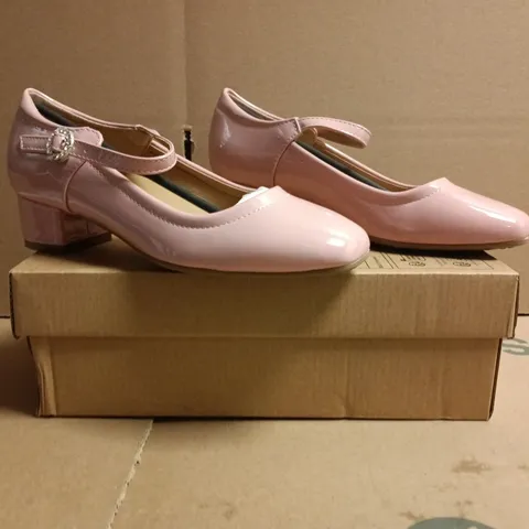 BOXED PAIR OF UNBRANDED CLOSED TOE LOW BLOCK HEEL SHOES IN PINK SIZE EU 35