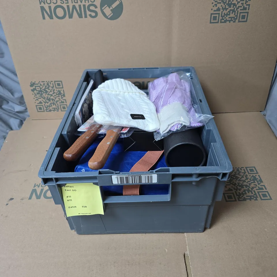 TOTE OF APPROXIMATELY 15 ASSORTED HOUSEHOLD ITEMS TO INCLUDE STEAK KNIVES, GLOVES, MINI HOT WATER BOTTLE WITH COVER, LIGHT UP DOG COLLAR ETC