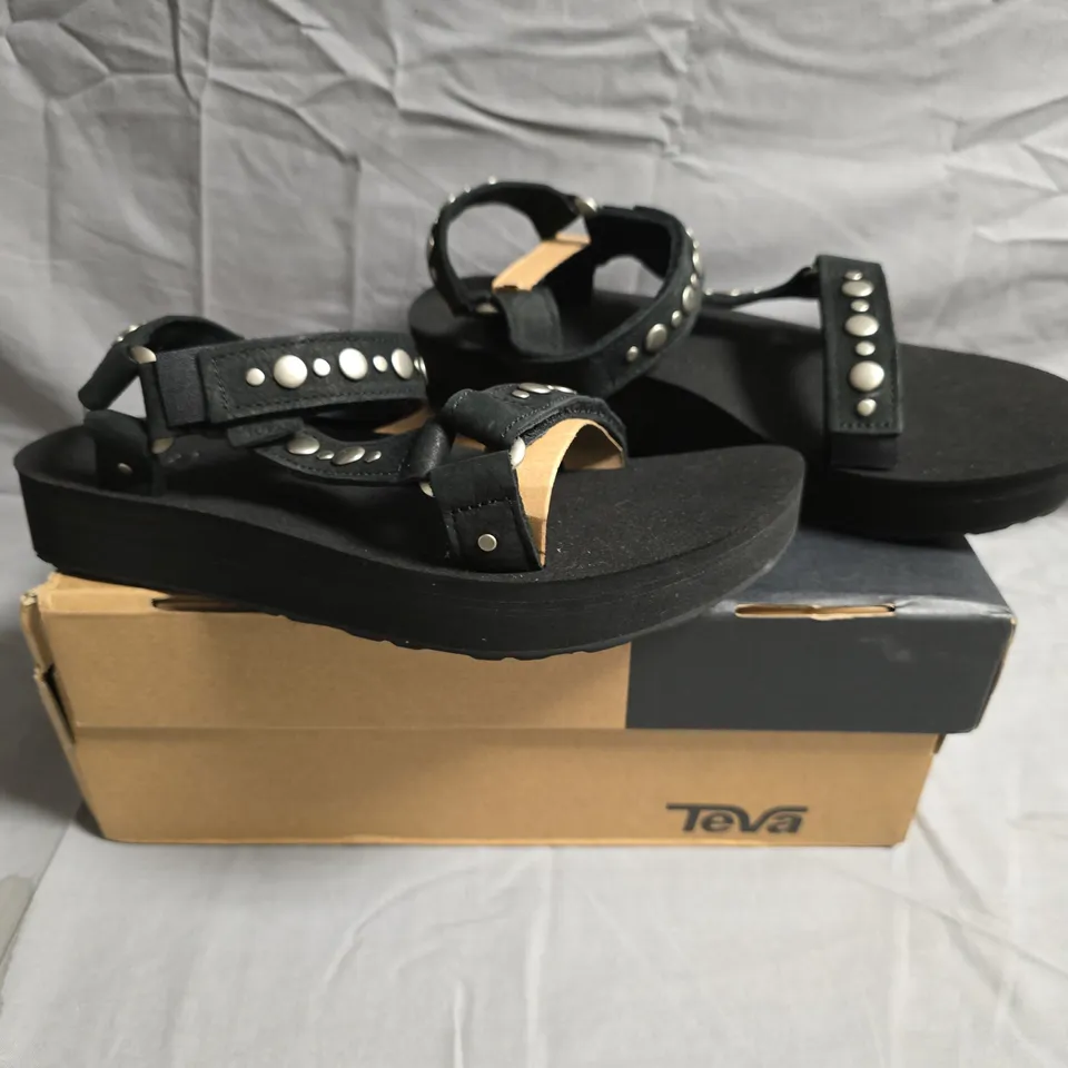 BOXED PAIR OF TEVA UNIVERSAL STUDDED SANDALS IN BLACK SIZE UK 6