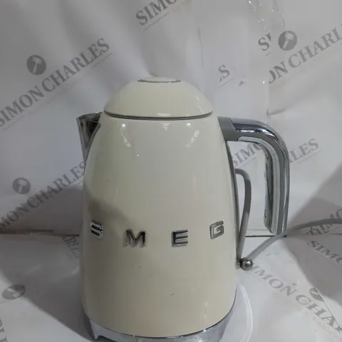 SMEG WHITE & CHROME KETTLE 