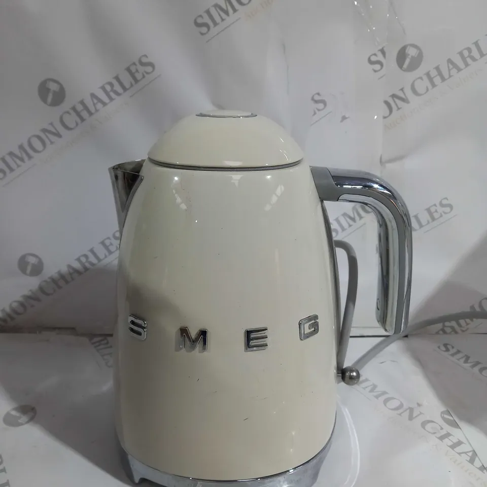 SMEG WHITE & CHROME KETTLE 