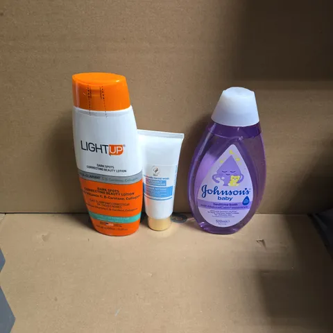 APPROXIMATELY 15 ASSORTED HEALTH & BEAUTY PRODUCTS TO INCLUDE JOHNSONS BEDTIME BATH, LIGHT UP DARK SPOTS CORRECTING LOTION, VITAMIN C CLEANSER ETC - COLLECTION ONLY
