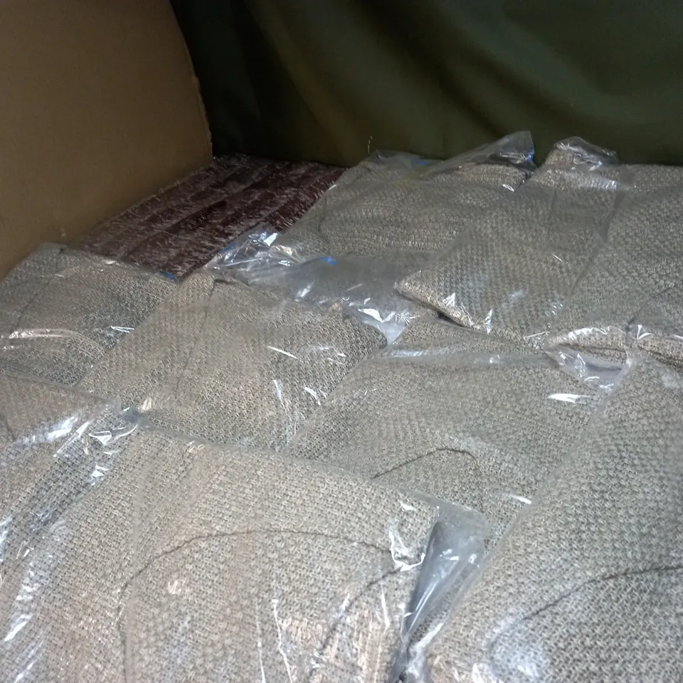 LOT OF APPROX 10 ASSORTED CLOTHING ITEMS IN VARIOUS SIZES