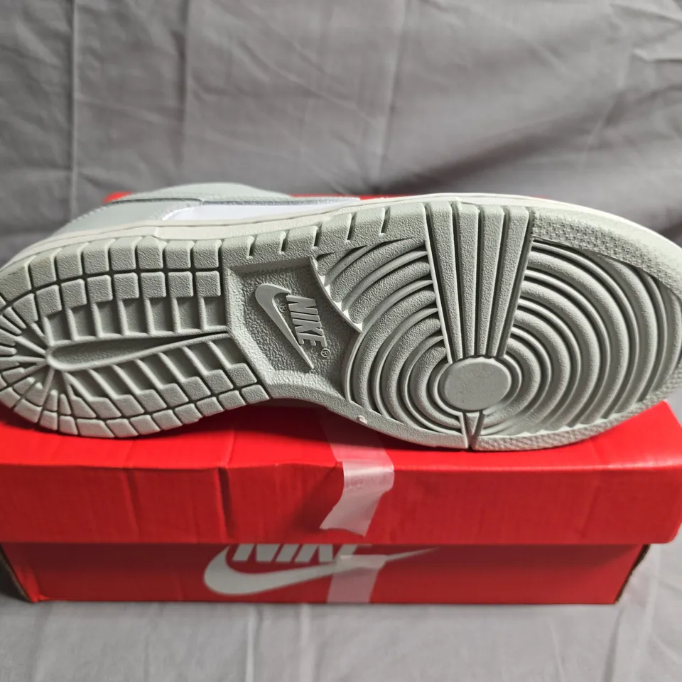 BOXED PAIR OF NIKE DUNK LOW TRAINERS - UK SIZE 4.5 - KIDS
