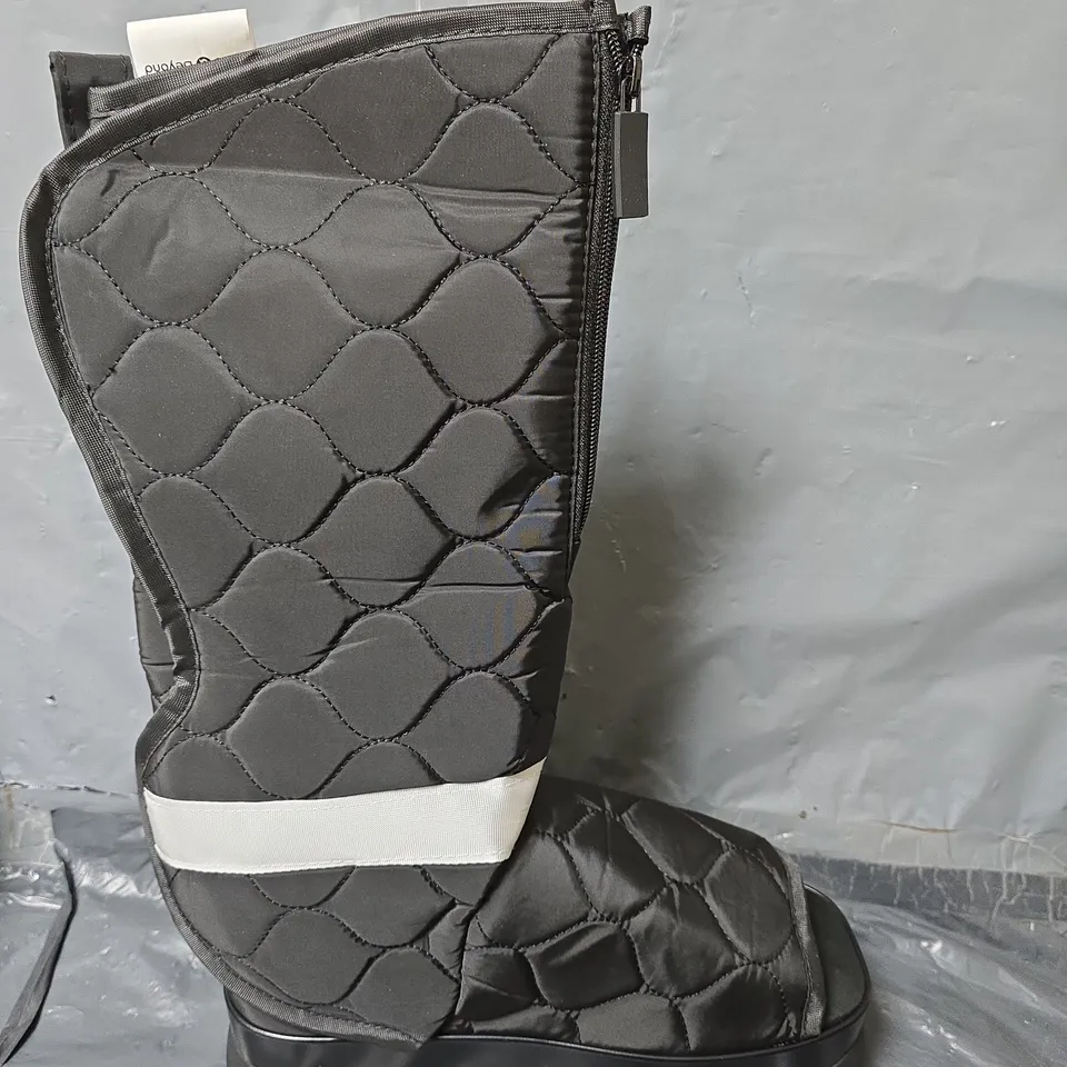 BOXED BLISS & BEYOND PORTABLE AIR BAG BOOT MASSAGER 
