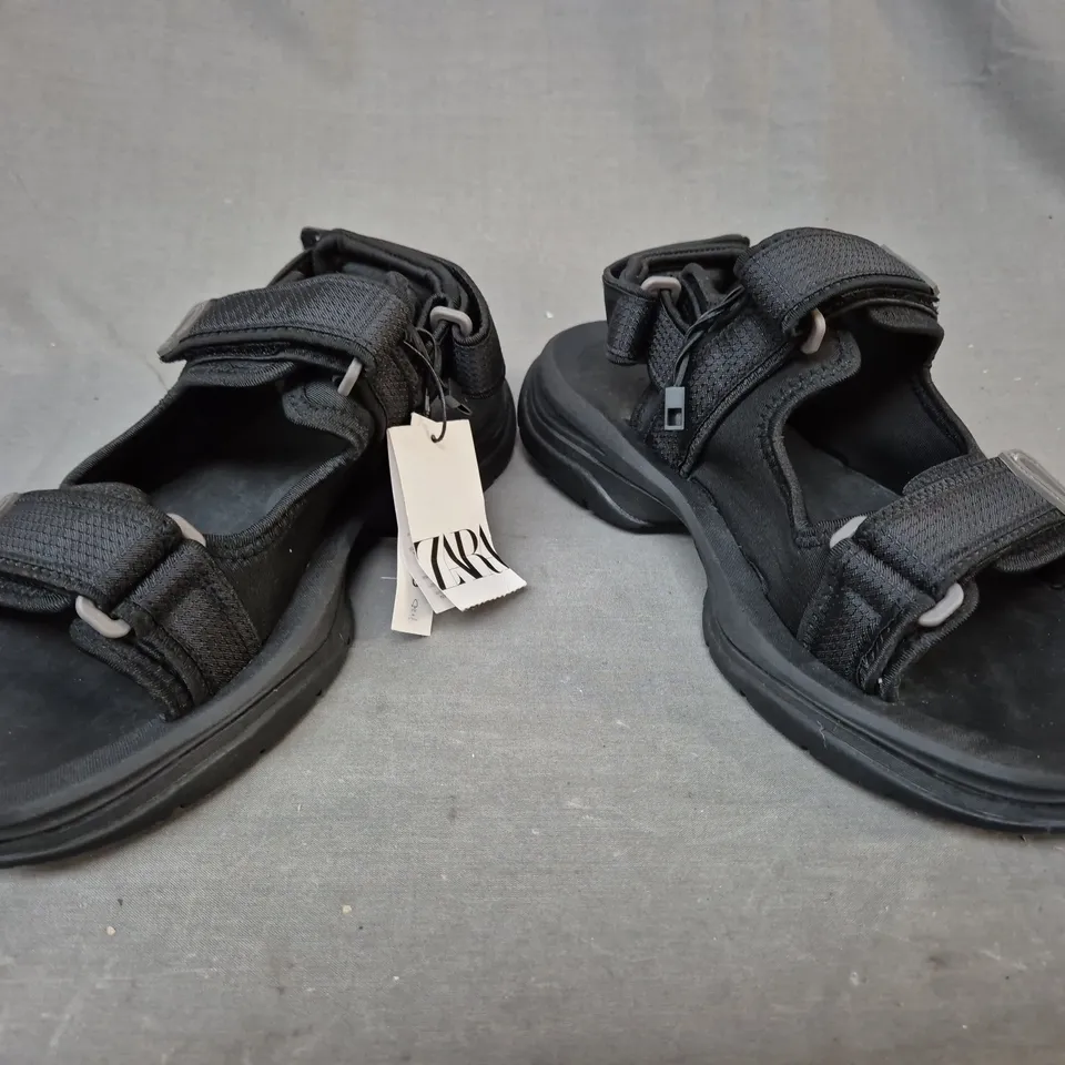 PAIR OF ZARA OPEN TOE SANDALS IN BLACK EU SIZE 44