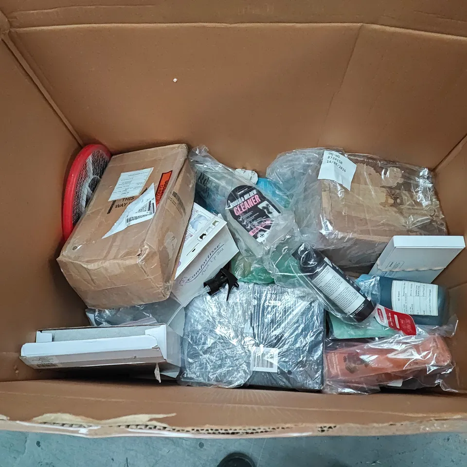 LOT OF ASSORTED HOUSEHOLD ITEMS TO INCLUDE PLANT PLUSHIE FLY SHOCK RACKETS AND DECORATIVE TREE