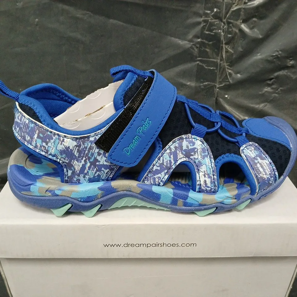BOXED PAIR OF DREAM PARIS KIDS SANDALS - UK SIZE 4