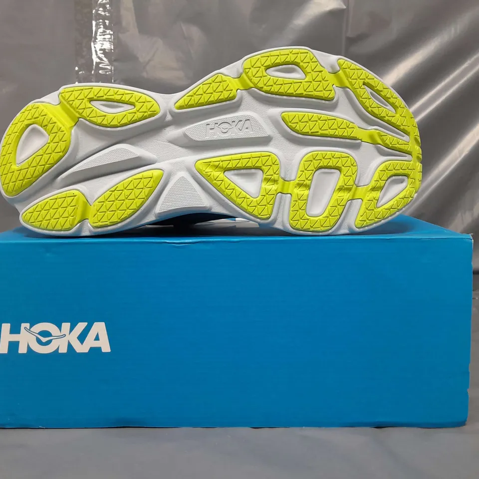 BOXED PAIR OF HOKA BONDI 8 WOMEN'S RUNNING SHOES IN BLUE/PINK/MULTI UK SIZE 9