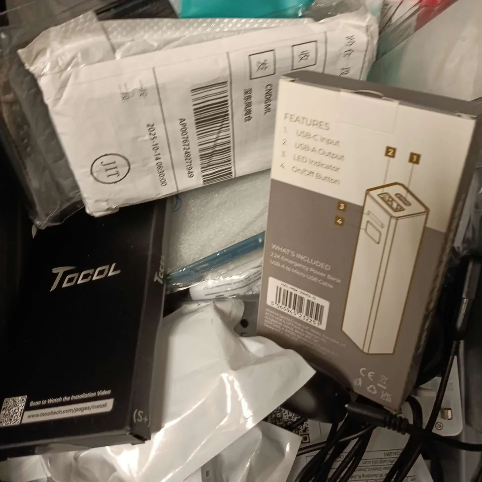 APPROXIMATELY 20 ASSORTED SMARTPHONE ACCESSORIES TO INCLUDE CHARGING CABLES, POWERBANKS, PHONE CASES ETC 