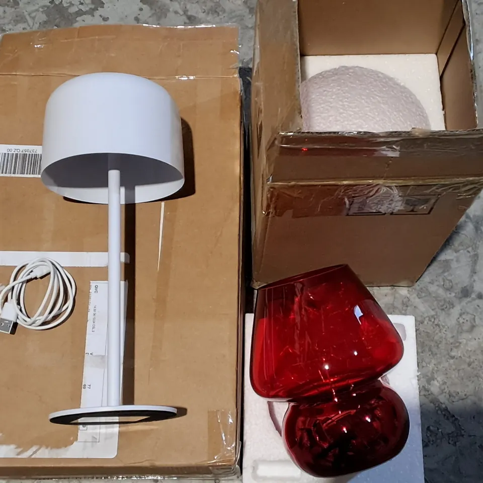 LOT OF 5 ASSORTED HOUSEHOLD ITEMS TO INCLUDE SET OF 2 TOUCH LAMPS AND RED GLASS LAMP