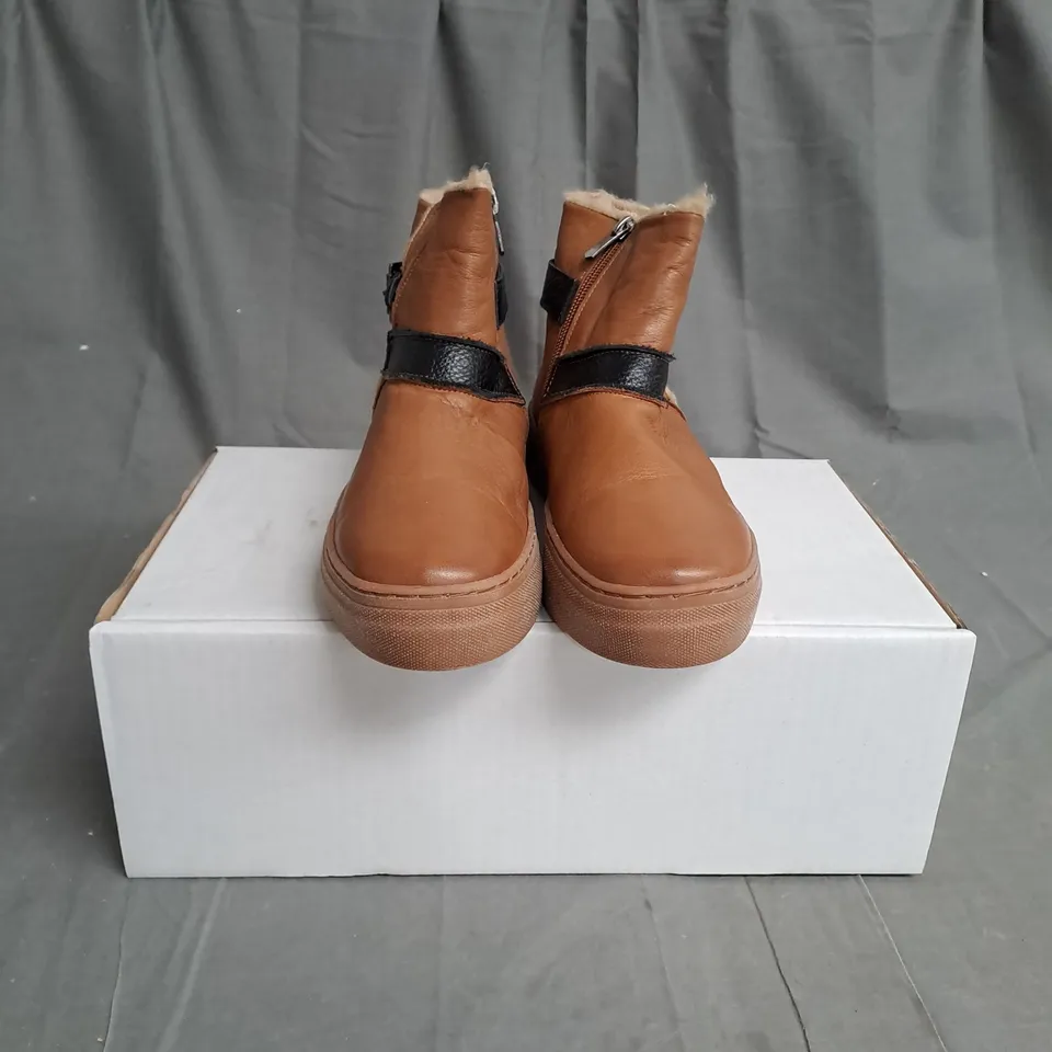 BOXED PAIR OF ADESSO HEATHER LEATHER TRAINERS IN BROWN/BLACK SIZE 3