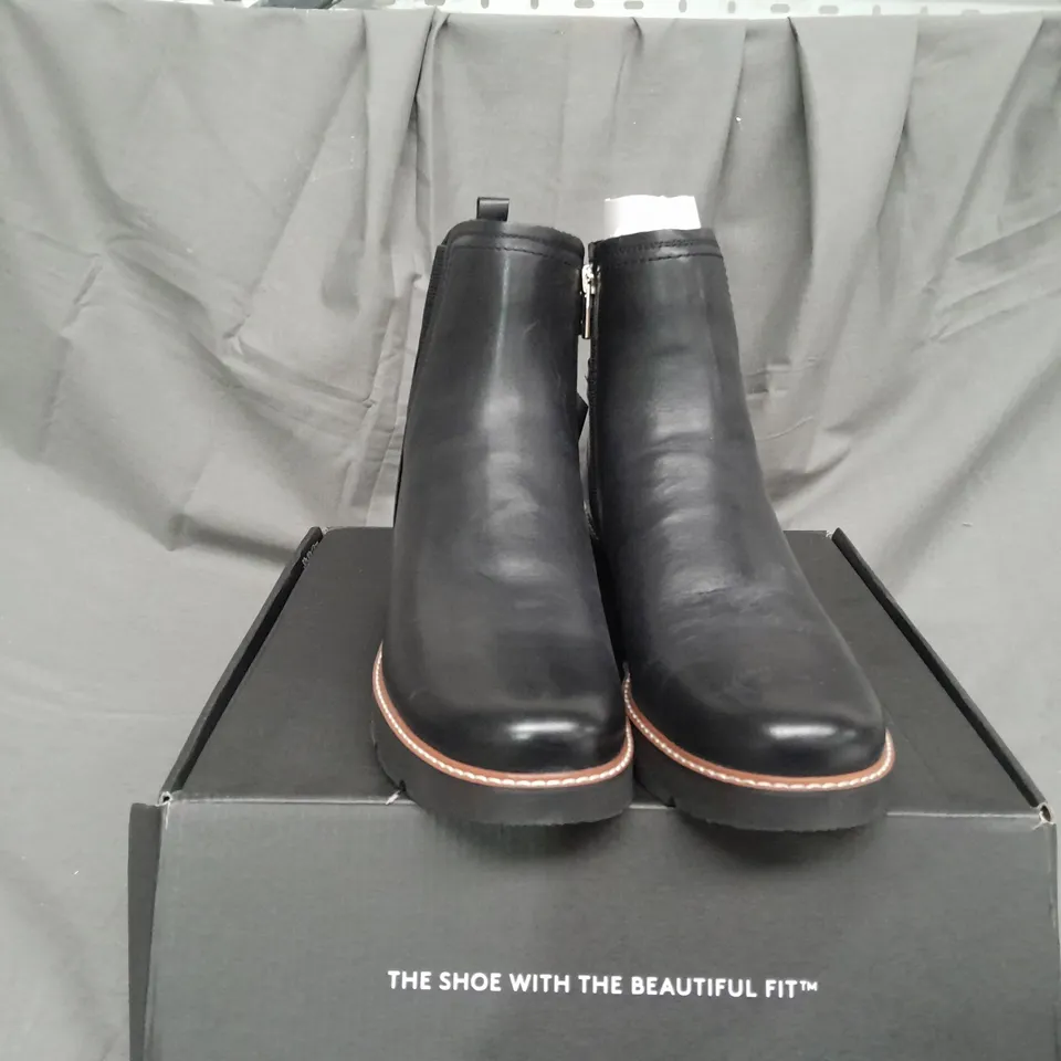 BOXED PAIR OF NATURALIZER DARRY BOOTS IN BLACK SIZE 7
