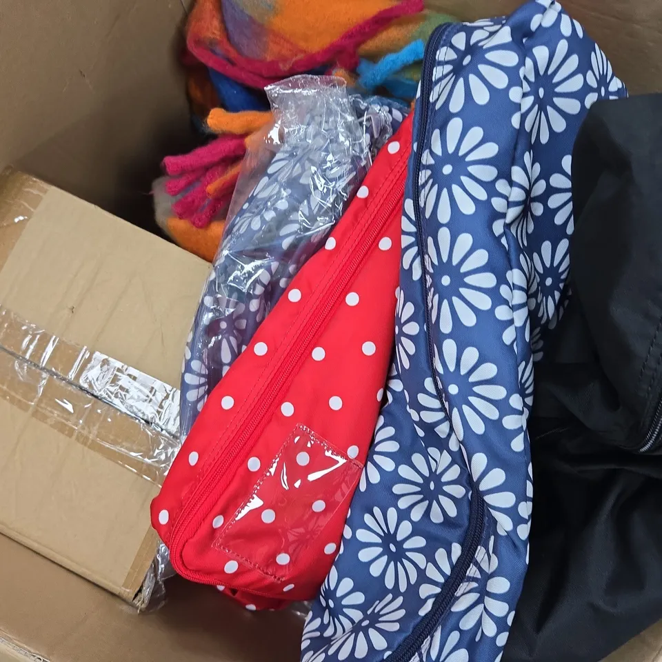 APPROXIMATELY 15 ASSORTED ITEMS TO INCLUDE SCARFS, SOLAR FLOWER LIGHTS, STORAGE BAGS, ETC - COLLECTION ONLY