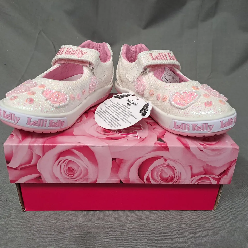 BOXED PAIR OF LELLIKELLY KIDS SHOES IN WHITE W. GLITTER EFFECT EU SIZE 22