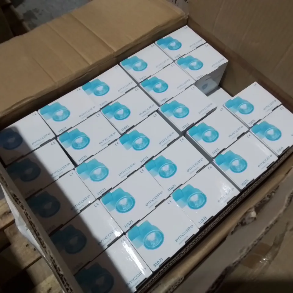 PALLET CONTAINING 7 MULTIPACK BOXES OF ASSORTED LIGHTING ITEMS TO INCLUDE EMCOLITE SURFACE LUMINAIRE LIGHTS AND DOWNLIGHTS